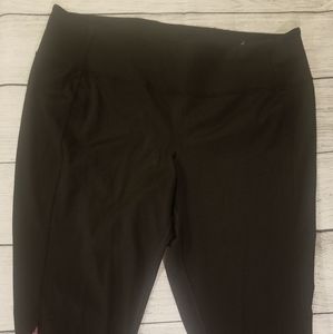 Livi Active NWOT crop leggings. Size 22/24.